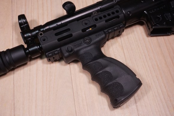 CAA HX1とFAB AG-44Sを次世代MP5に加工して取り付けました（グリップ内