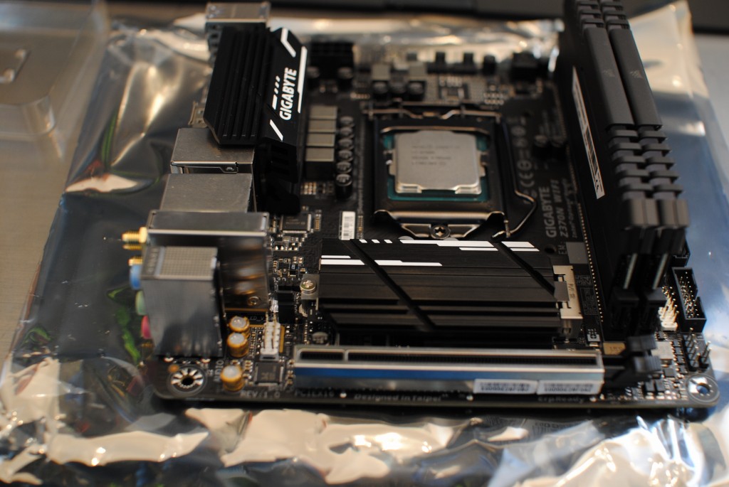 Intelの6コア/12スレCPU Core i7 8700kでMini-ITXマシンを刷新 -組立編