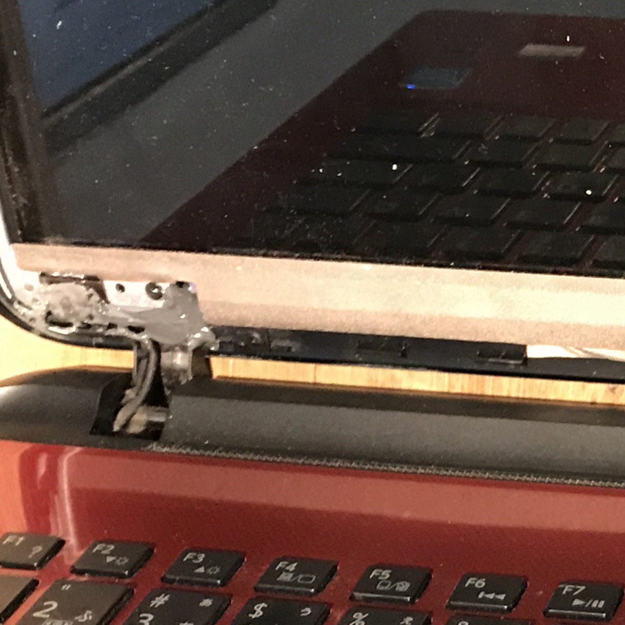 TOSHIBA DynaBook Tシリーズ ヒンジ修理