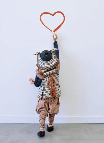 鎧を身にまとった人間を通じて表現する『野口哲哉展 THIS IS NOT A