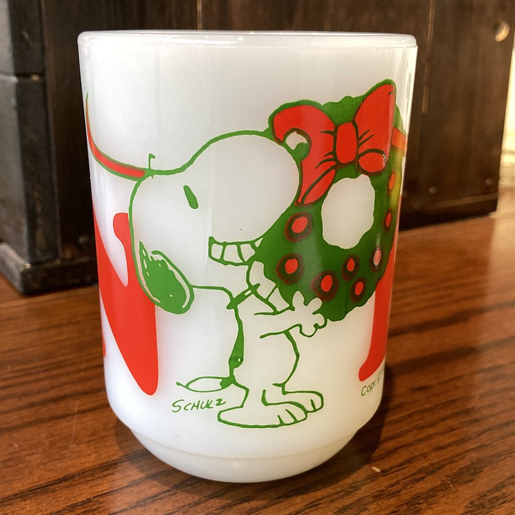 Fire-king クリスマスを彩るヴィンテージのスヌーピーマグたち