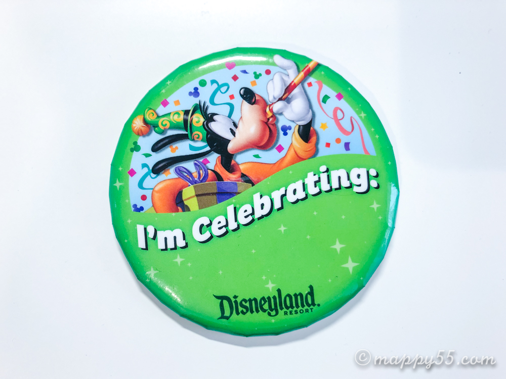 カリフォルニアディズニーのパーク内でもらえる無料缶バッジ