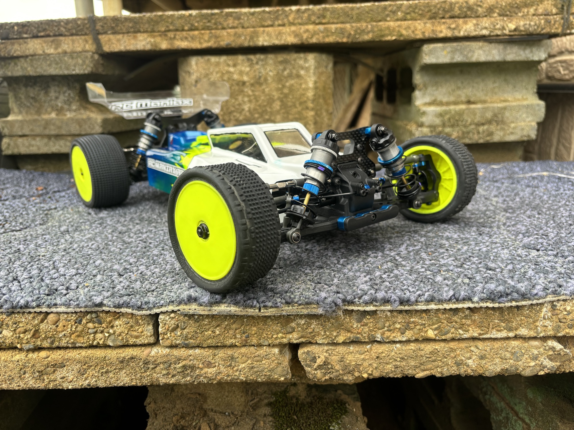 見守る】少年、アソシB74.2シェイクダウンする【親子ラジコン