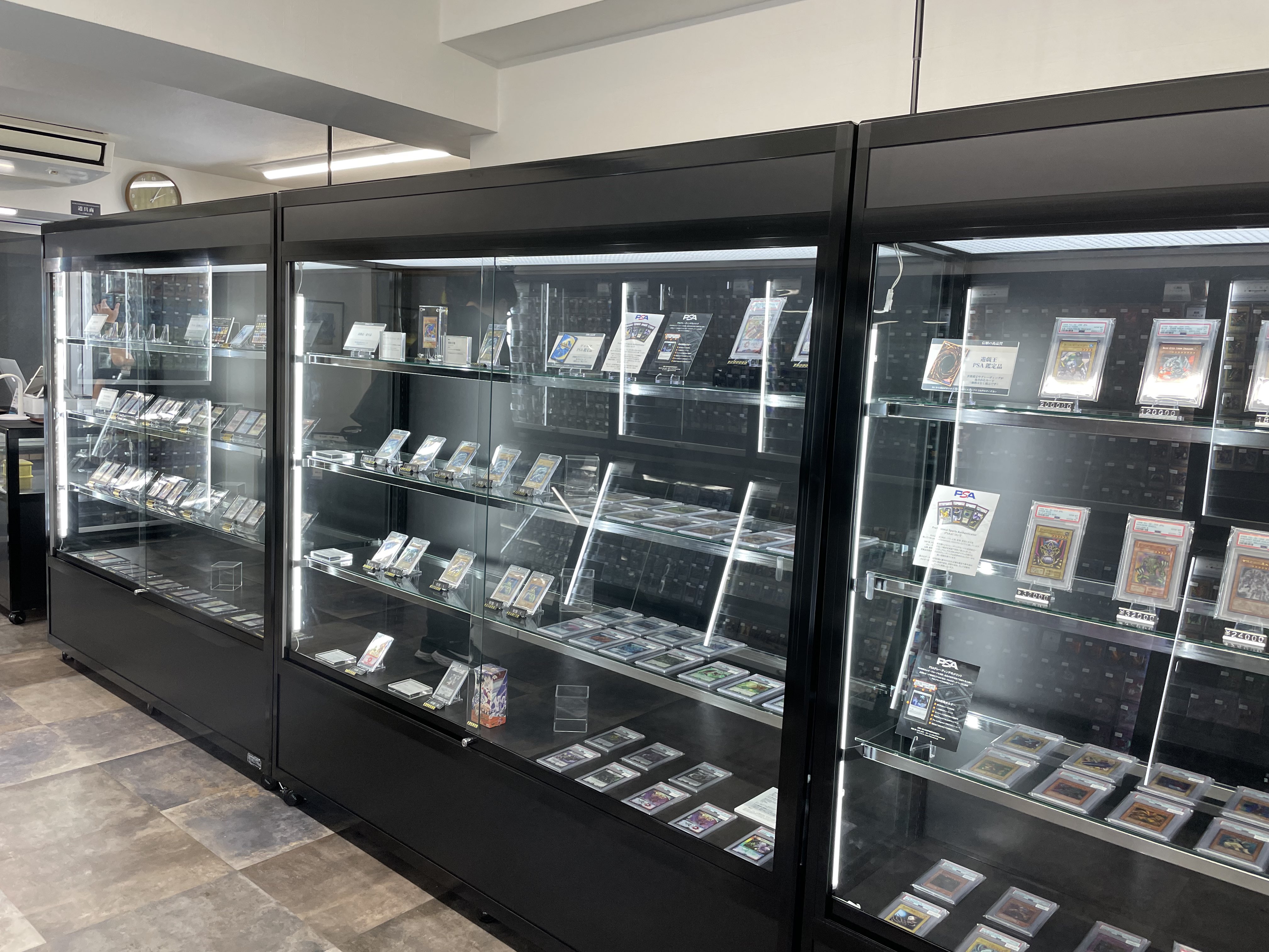 ガラスショーケース」と「トレカショーケース」の組み合わせ展示をご