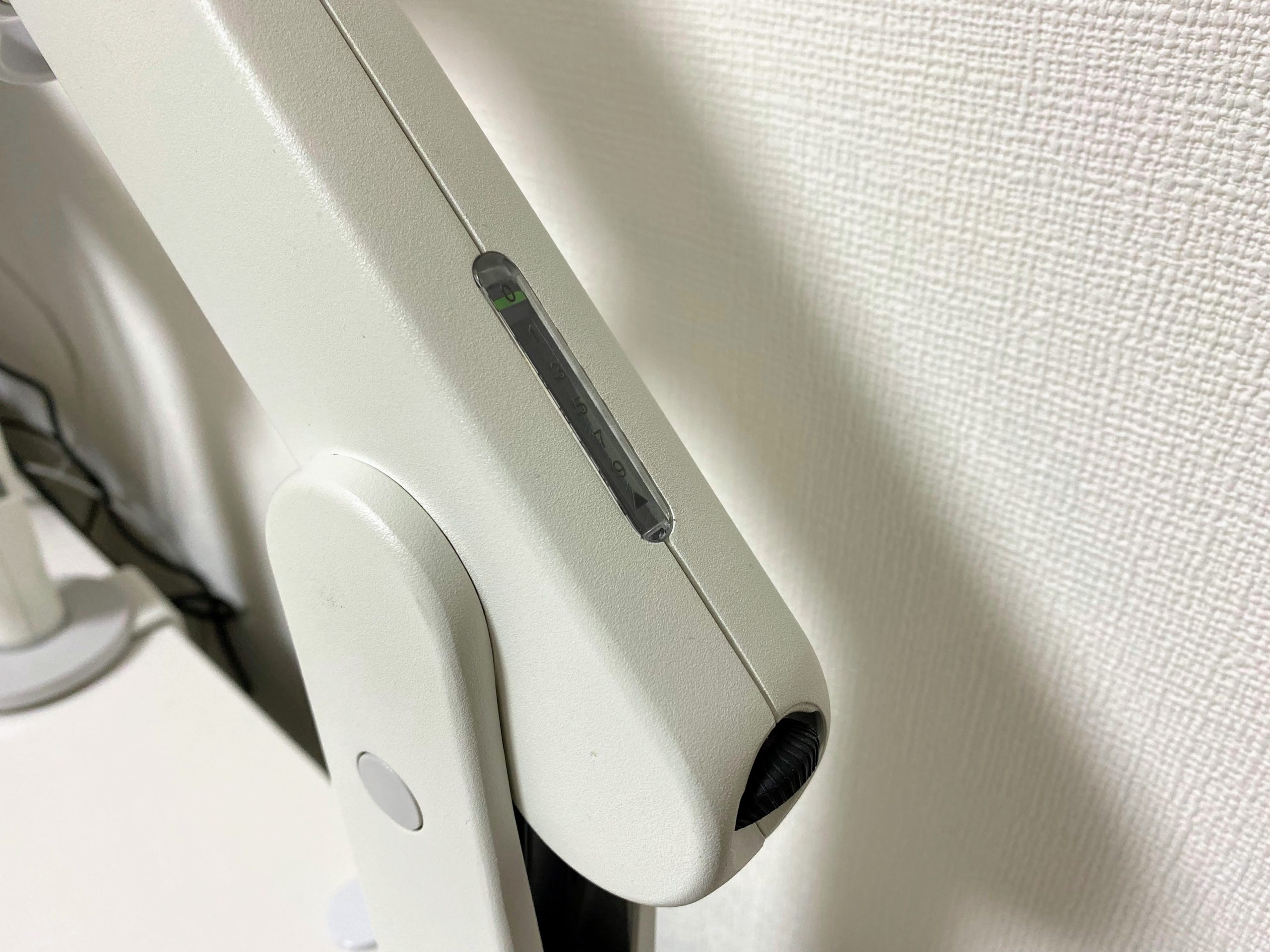 ウルトラワイドモニターやノートパソコンも支えられるハーマンミラーの