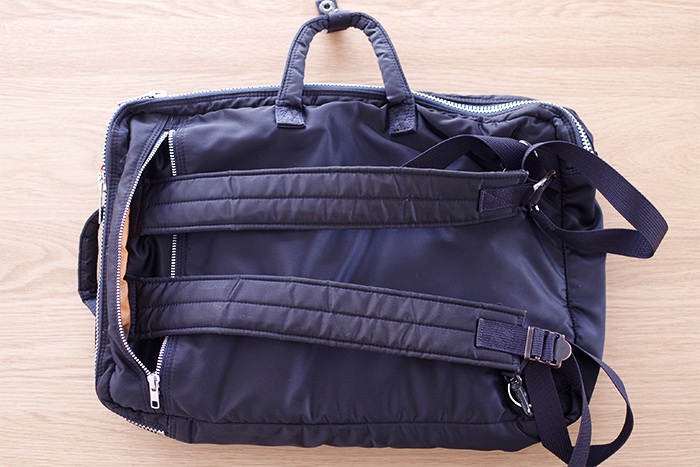 私がオンオフ兼用の通勤バッグにPORTER TANKER(タンカー) 3WAYブリーフ