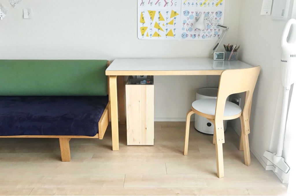リビング学習スペース：無印良品のパイン材デスクワゴンは、コンパクト
