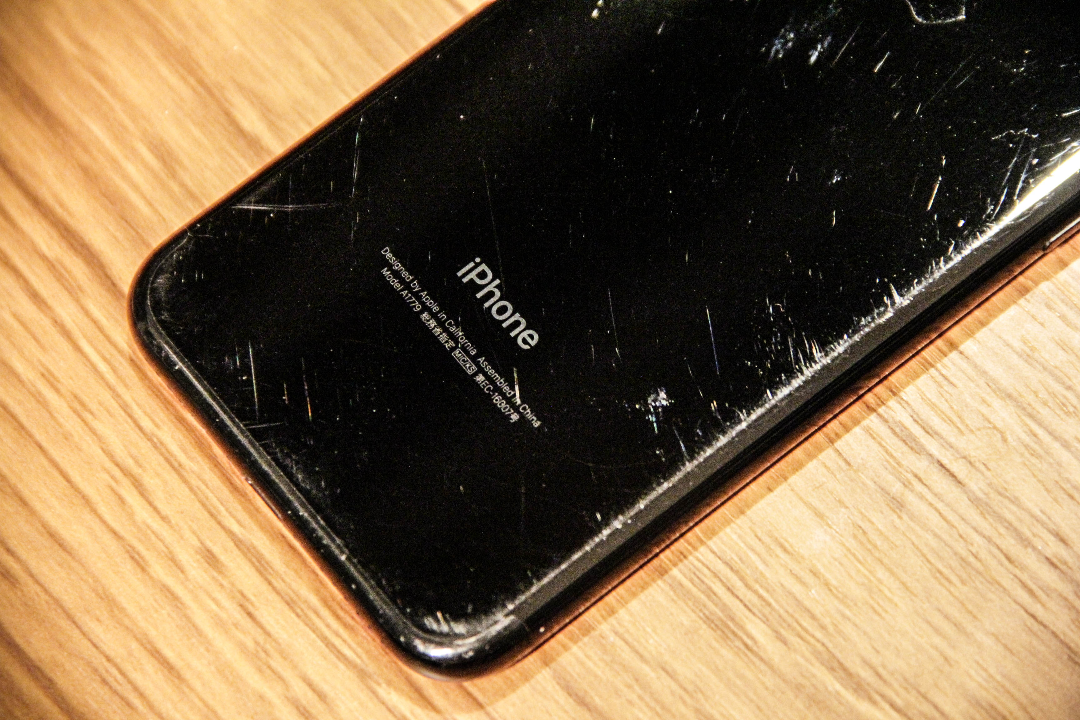 iPhone ブラック 擦り傷あります。 iPhone ブラック 擦り傷あります。