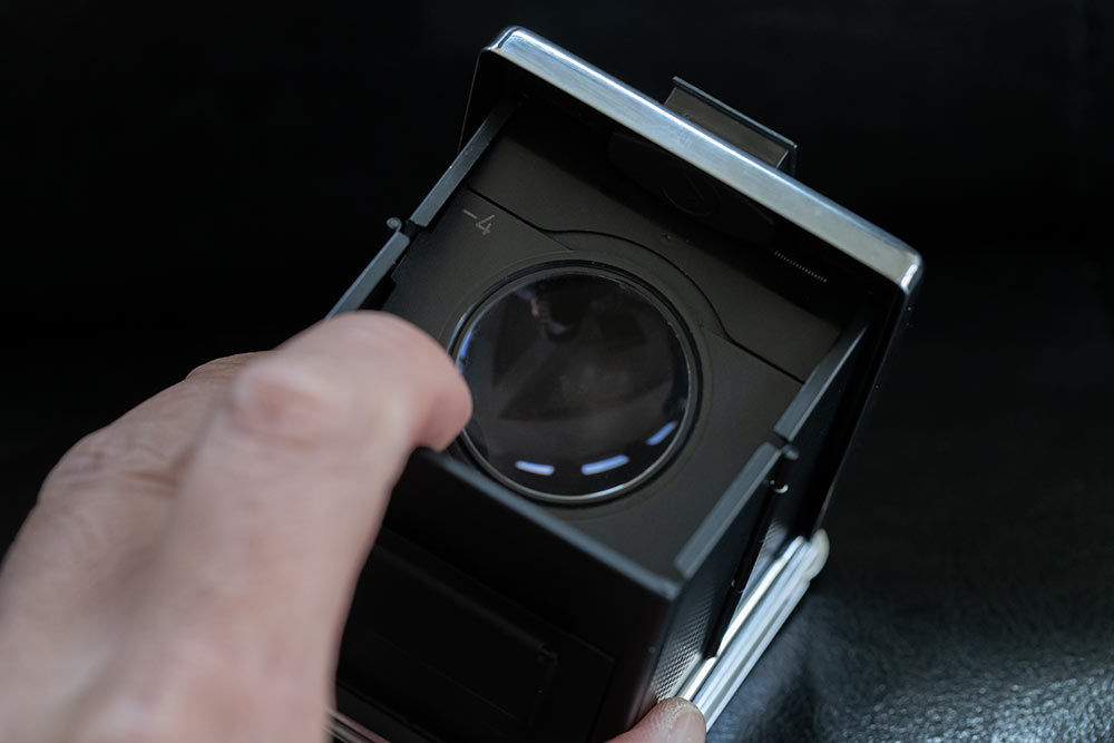 ハッセルブラッド ウエストレベルファインダーの視度補正レンズ交換