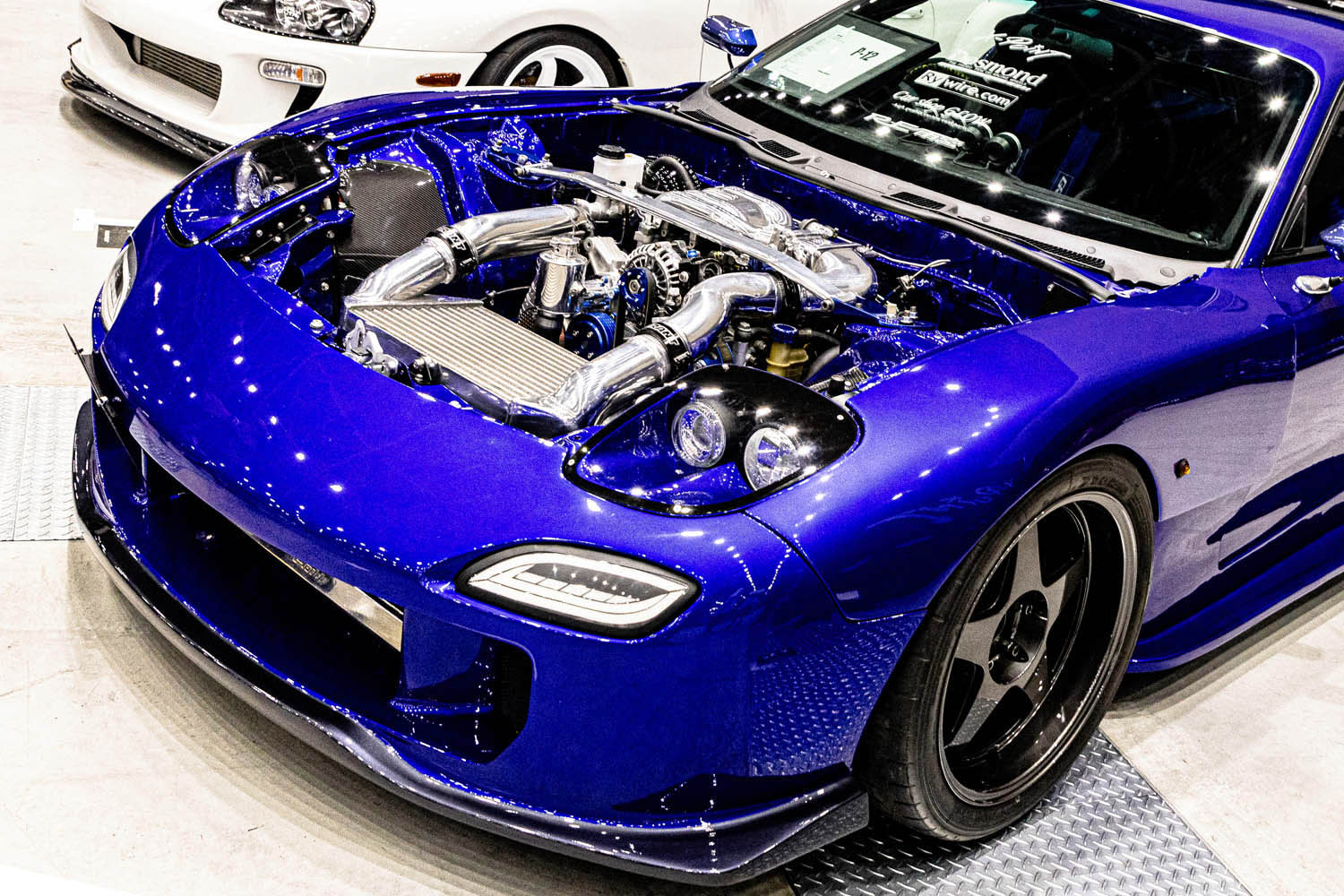 RE雨宮のボディキットをまとったマツダ「RX-7」はエンジンルームも凄い