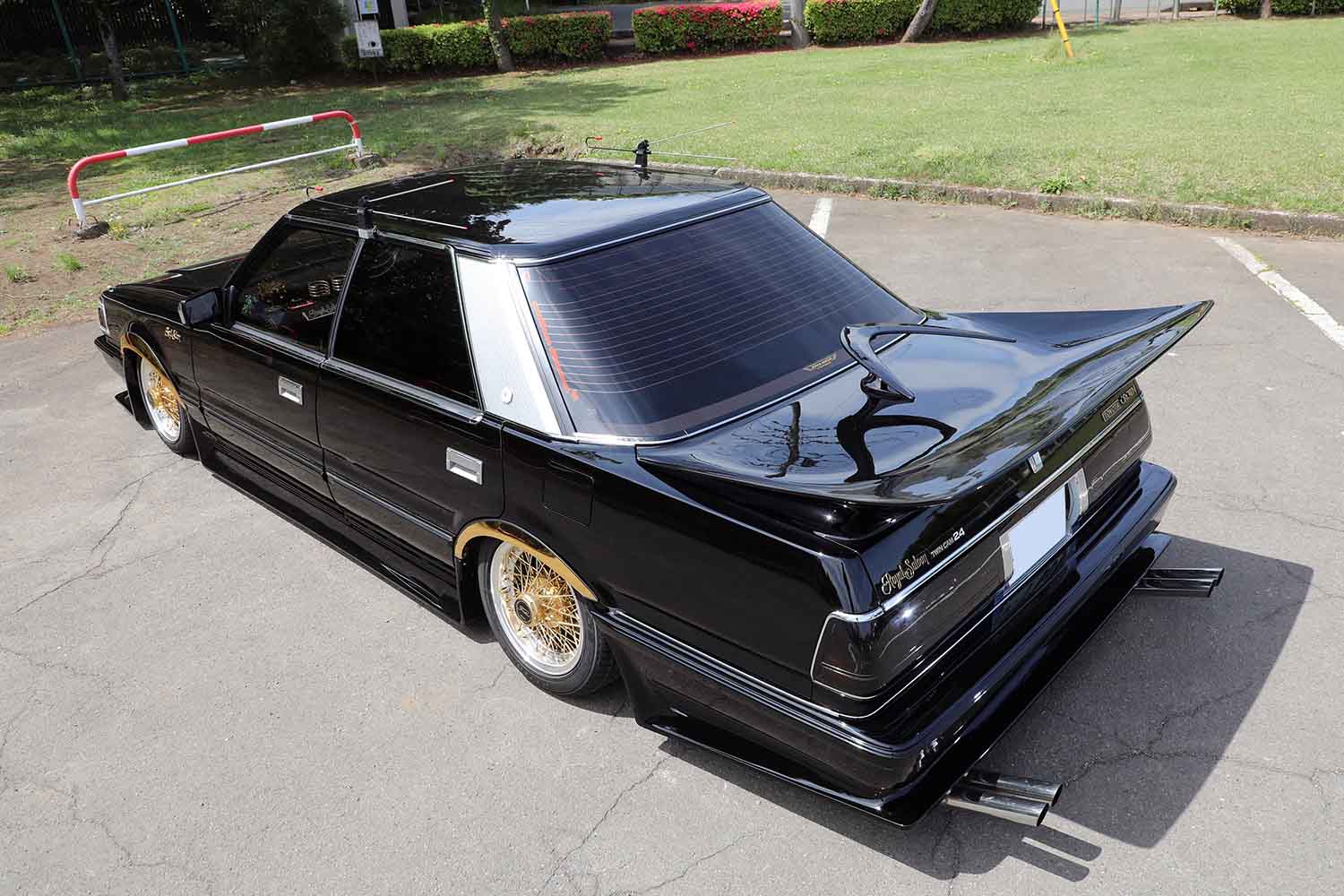 彼女のトヨタ「クラウン」は当時のハイソカーカスタムを完全再現