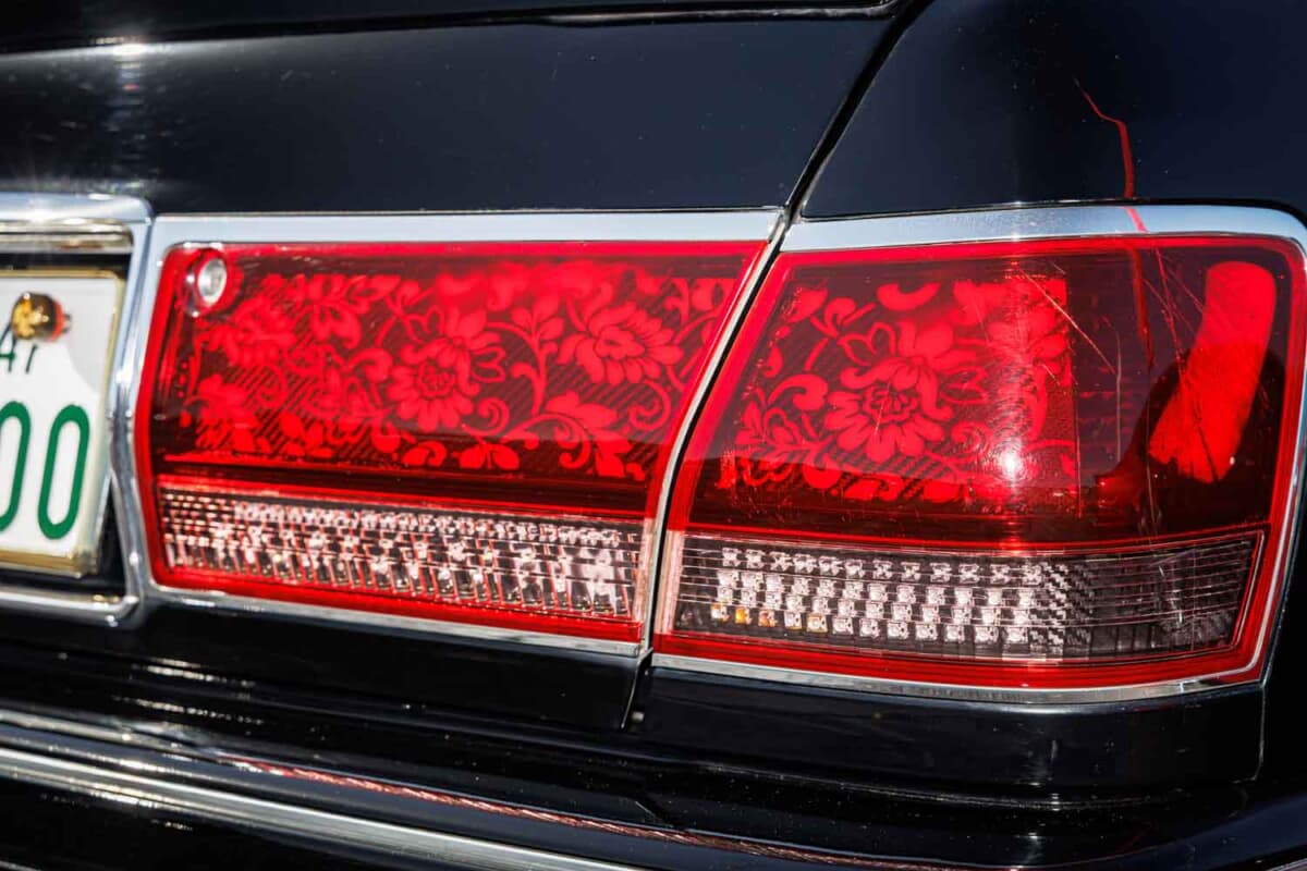 彼女の愛車はトヨタ「クラウン」！黒塗りVIPに“花”を添えたオーナーの