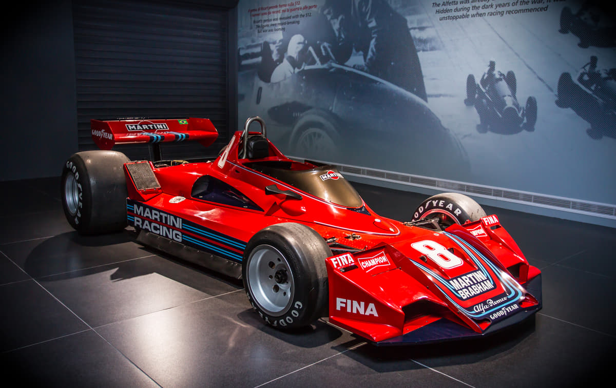 見た目はただの「セダン」中身は正真正銘「F1マシン」！ アルファ