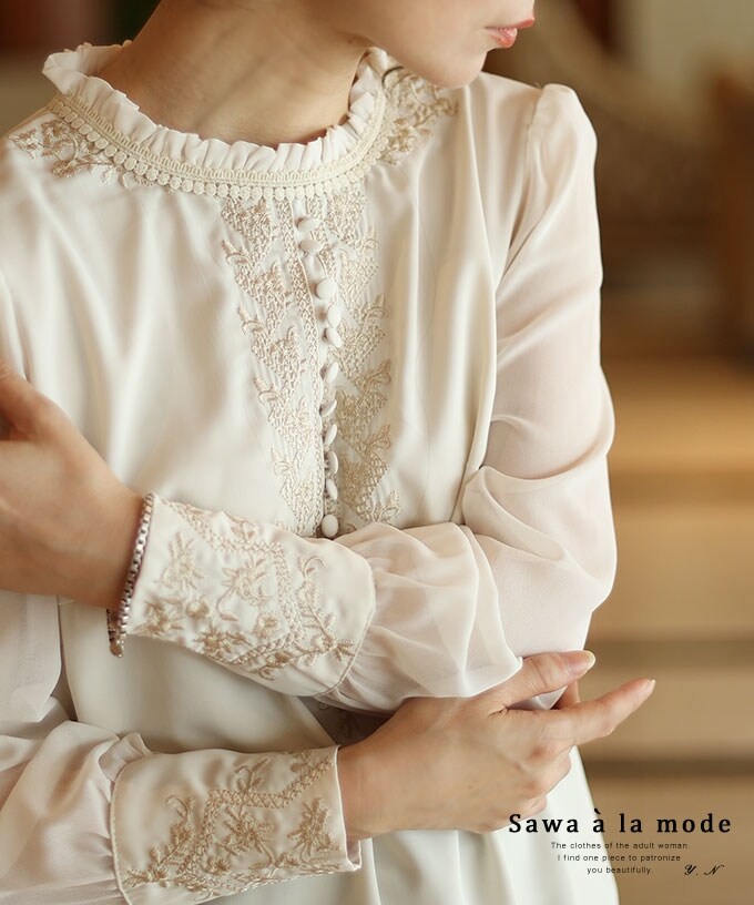 ブラウス】 トップス シャツ 白 オフホワイト 長袖 刺繍 フリル