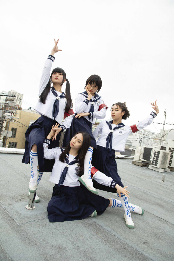 新しい学校のリーダーズは「はみ出すこと」を厭わずまっしぐらに前へと