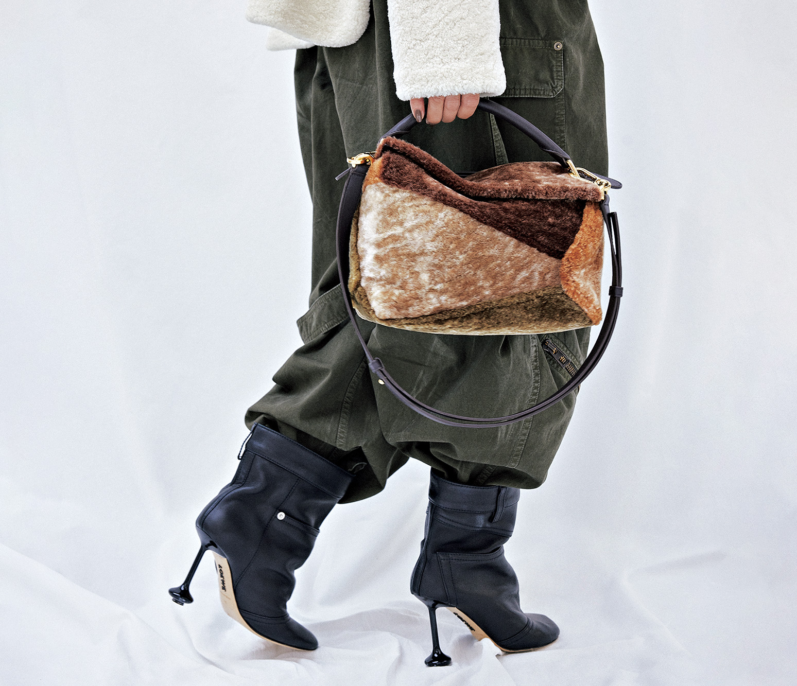 最新「コート×BAG」スタイル見本帖 in LOEWE | VERY NaVY