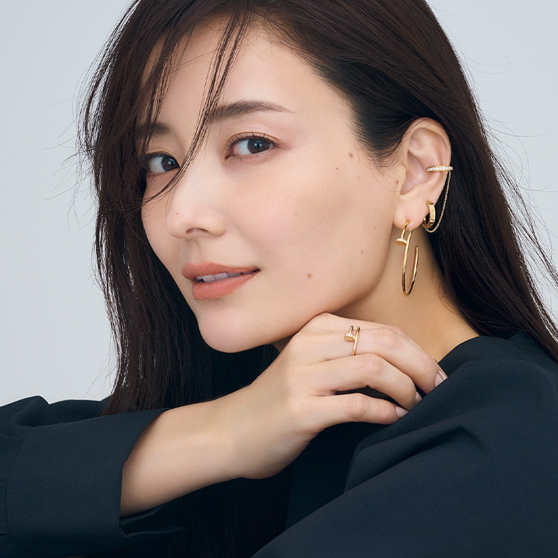 ジュエリー最前線】簡単に洒落る「片耳盛り」ブーム到来！重ね方の正解