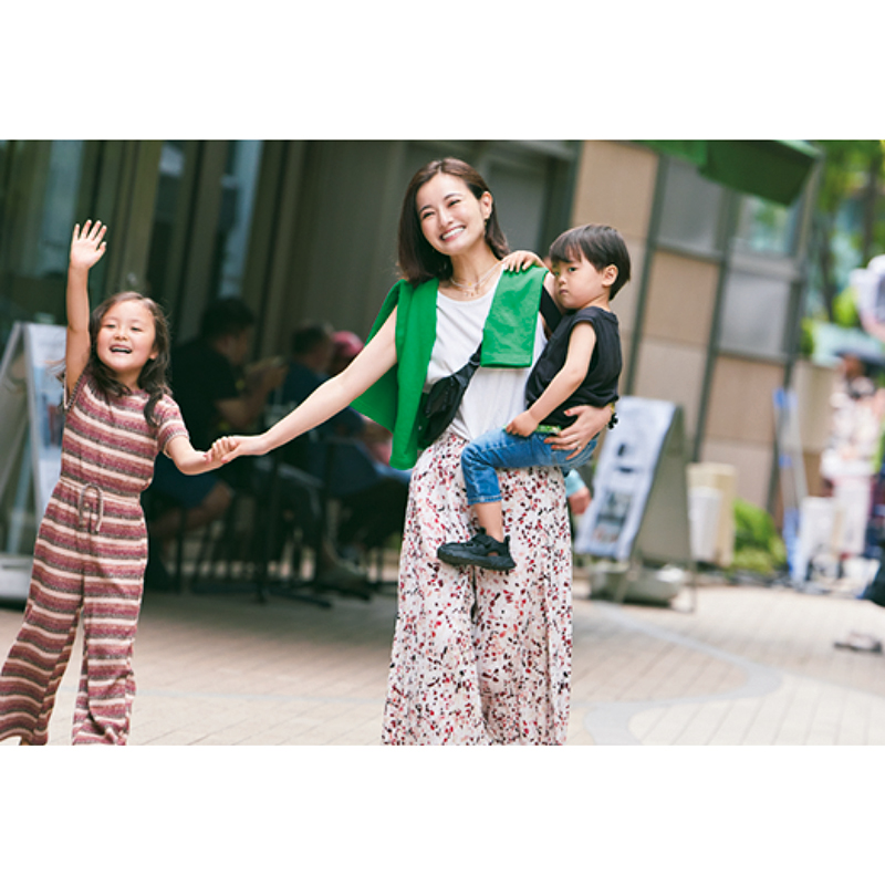 実は万能オシャレ「プリーツプリーズ」の“脱マダム”なスタイルを総