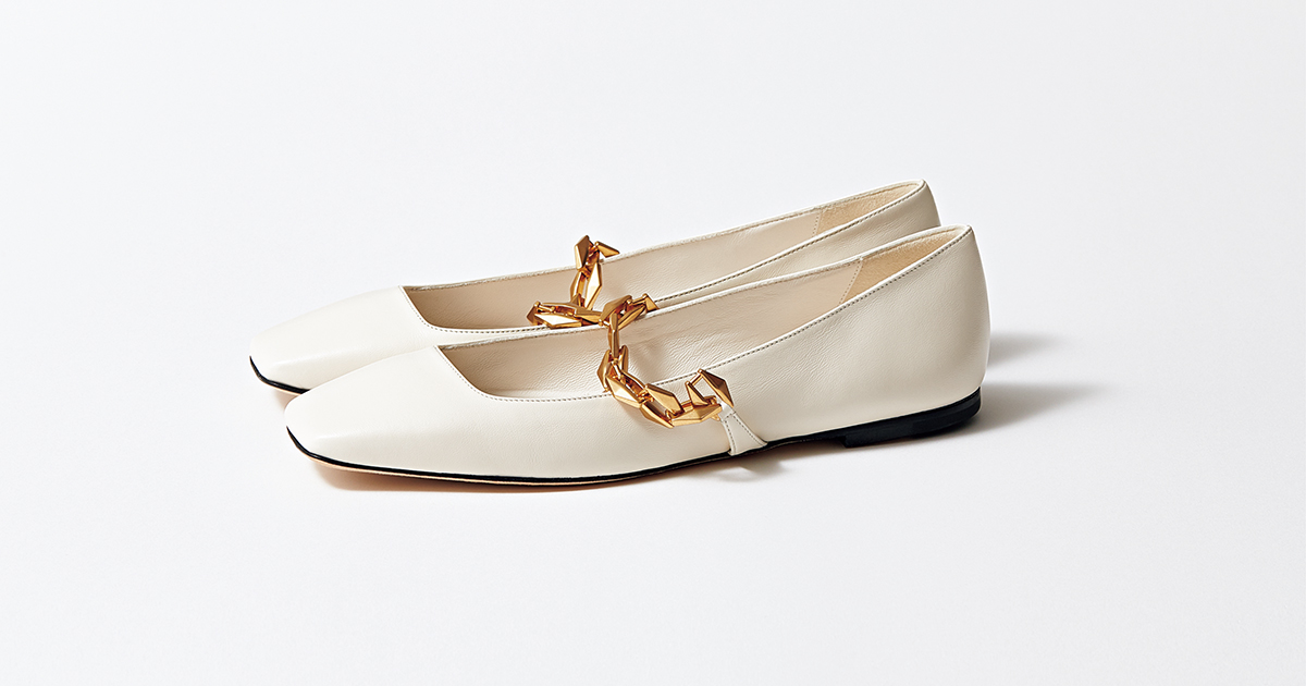 チェーンがポイント！『白のフラット靴』でキレイめな秋にスイッチ | VERY