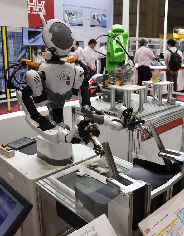 安全柵要らずで省スペース導入可能、人型双腕ロボットの最新モデル：協