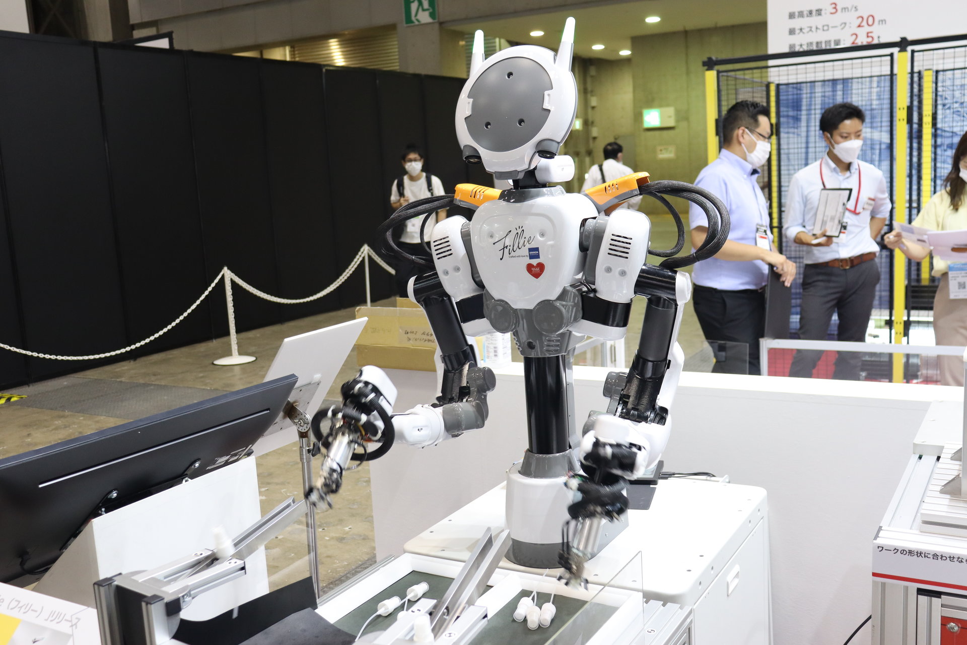 安全柵要らずで省スペース導入可能、人型双腕ロボットの最新モデル：協