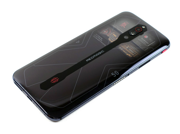 透明ボディーの中でファンが回る ゲーミングスマホ「Red Magic 5G透明