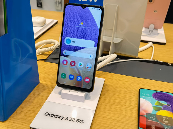 Galaxy A32 5G」は先進国の“5Gスマホ価格破壊”を起こす：山根康宏の