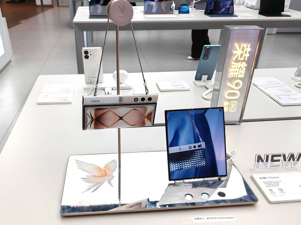 バッグのように持てる横折りスマホ、HONOR「V Purse」は中国で約12.5万