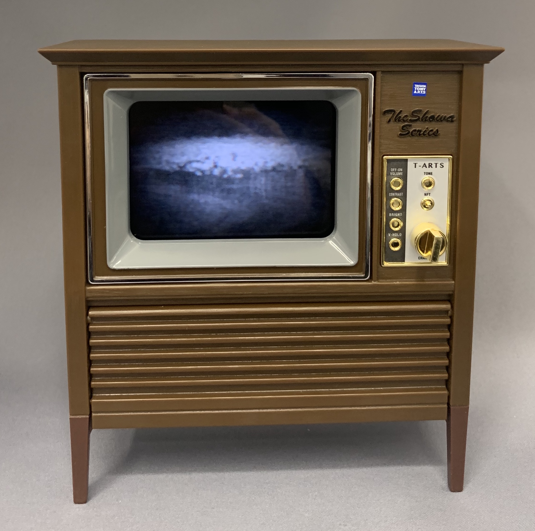 昭和スマアトテレビ」家具調TVノスタルジイの源泉：立ちどまるよ