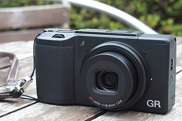 Wi-Fiが付いただけ”と思ったら大違い――リコーイメージング「GR II」（1