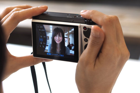 自撮りが楽しいカシオ「EX-ZR3000」を美女2人に使ってもらったら（2/4