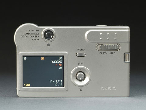 カード型デジカメの先駆者、そして確信犯――カシオ「EX-S1」：矢野渉の