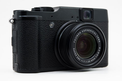 アナログとデジタルの融合したプレミアムコンパクト――「FUJIFILM X10