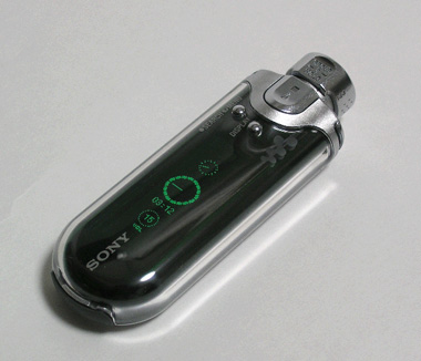 デザイン一新、美しい有機ELディスプレイ――ソニー「NW-E405