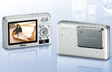 ニコン、防水仕様の薄型スタイリッシュデジカメ「COOLPIX S2