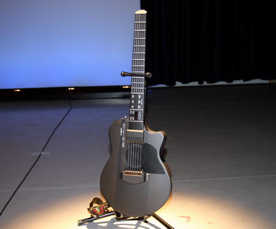 アコギ”らしさに五郎も納得――ヤマハ新「光るギター」（1/2 ページ