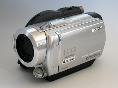 弟分とともに登場した“2代目DVDハイビジョンハンディカム”――ソニー