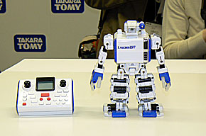 世界最小ヒューマノイド「i-SOBOT」登場：タカラトミーTOYフォーラム