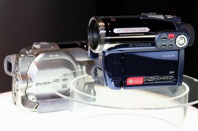 HDDで撮ってDVDで残す――世界初HDD＆DVDハイブリッドカム“Wooo”（1/2