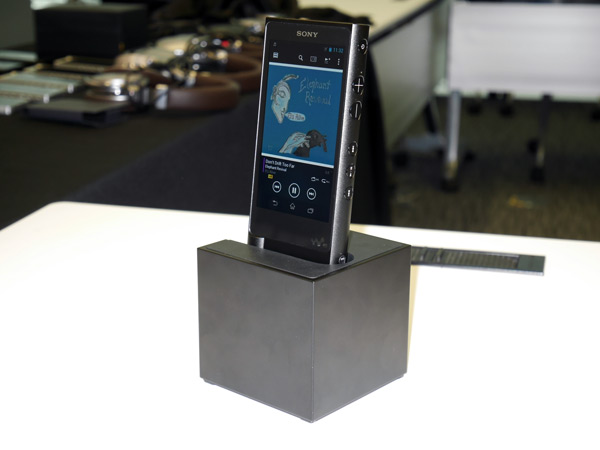 ハイレゾ対応ウォークマンを充電しながら使えるクレードル「BCR-NWH10