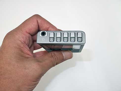 10個のプリセットボタンで簡単選局、ソニーから新しい名刺サイズラジオ