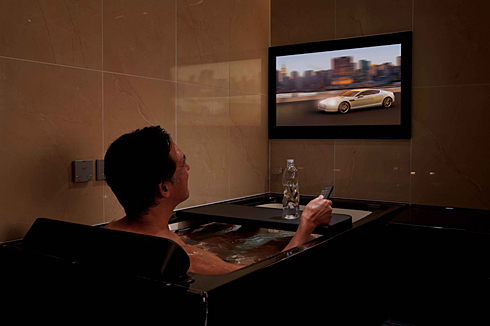 業界初、ネットにつながる浴室テレビ――LIXILから：しかも32V型