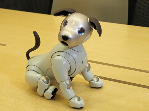 犬型ロボット「aibo」の“愛らしさ”と“表現力”を実現するソニーの設計