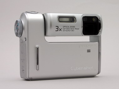 レンズ回転式サイバーショットが光学3倍ズームを搭載して登場――ソニー