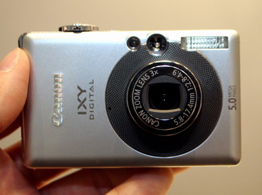 性能アップと小型軽量化を両立――キヤノン、新IXY DIGITAL「600」「55