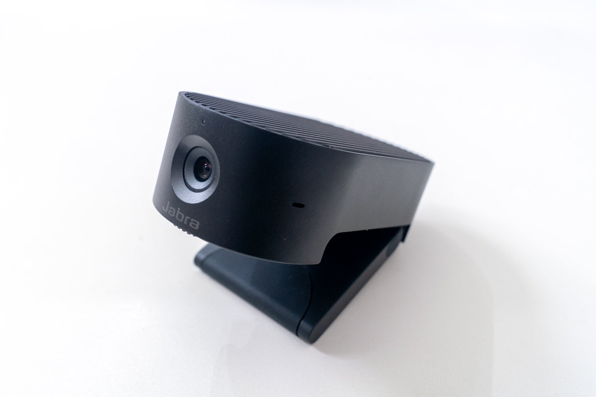 専用ソフト不要で顔を中心に捉えるJabraの4K対応オンライン会議向けWeb