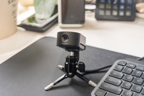 専用ソフト不要で顔を中心に捉えるJabraの4K対応オンライン会議向けWeb