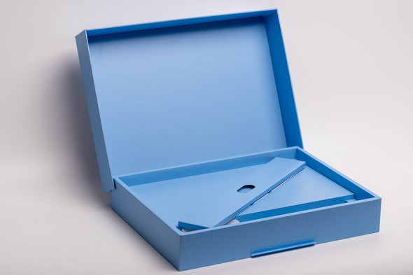 新型「Surface Laptop」を開封 本体同色の外箱からも気合いが伝わって