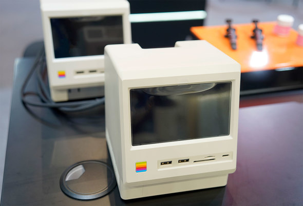 Mac miniと合体して“初代Macintosh”風を実現するドッキング