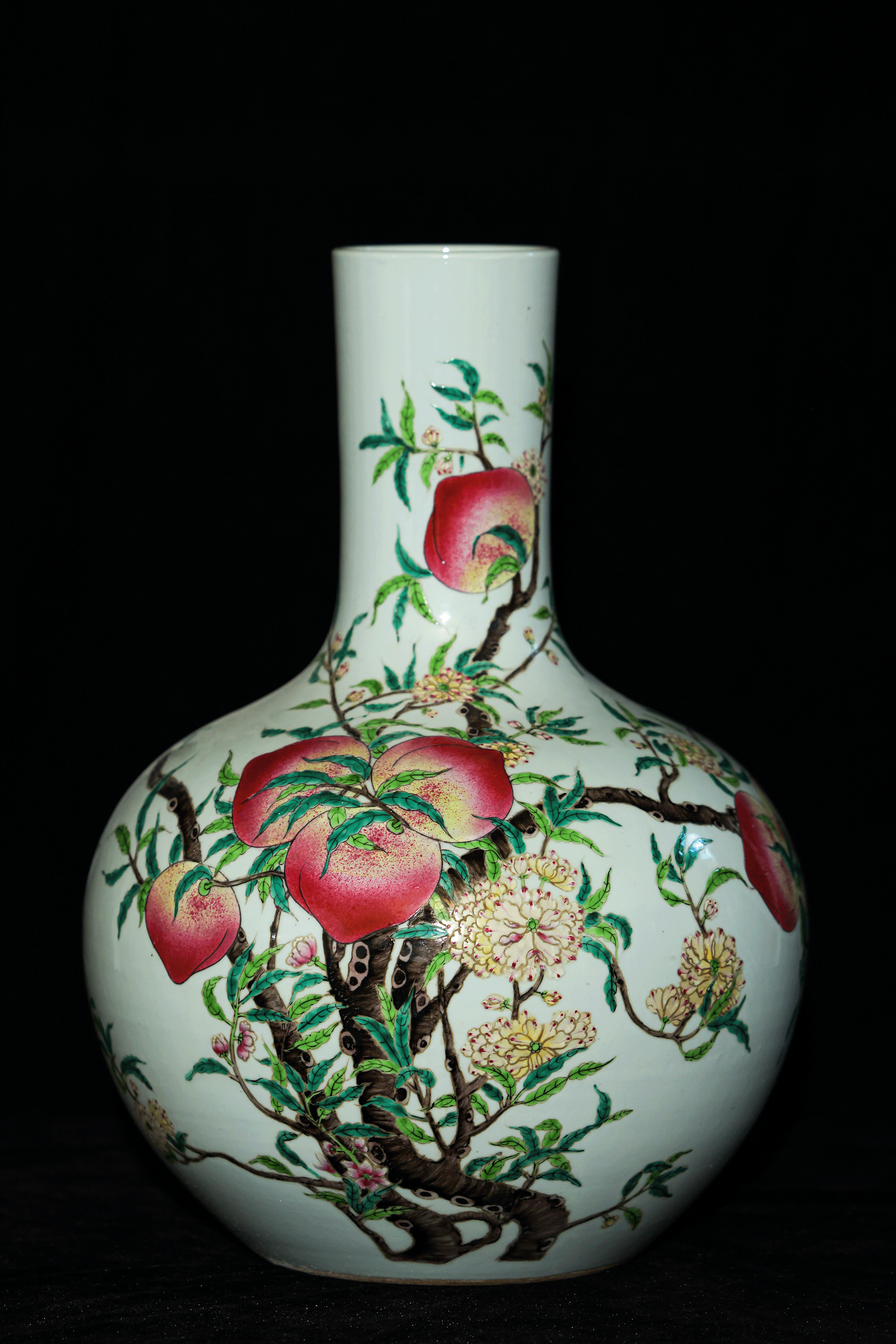 清乾隆粉彩九桃紋天球瓶